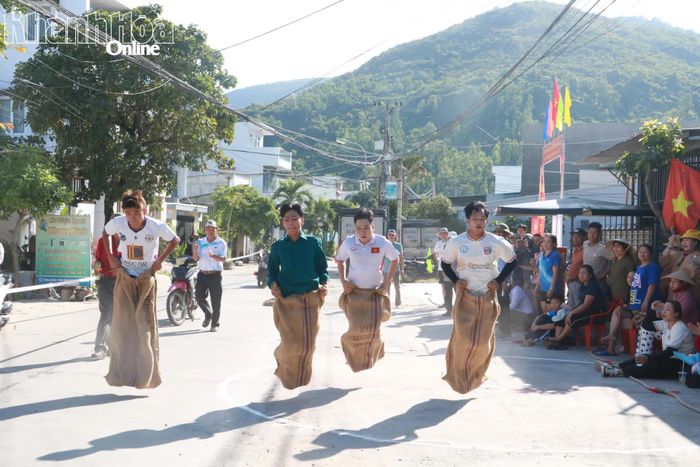 Người dân phường Nam Nha Trang tham gia trò chơi nhảy bao bố tại Ngày hội Đại đoàn kết toàn dân tộc năm 2025.