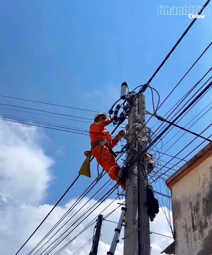 Công nhân Công ty Điện lực Khánh Hòa kiểm tra, bảo dưỡng hệ thống đường dây, bảo đảm cấp điện an toàn, ổn định trong những ngày diễn ra lễ hội.