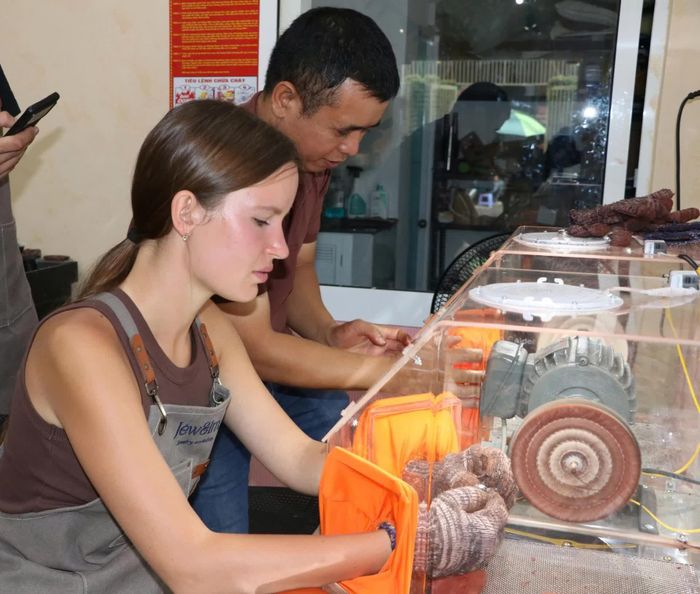 Công đoạn đánh bóng trang sức bạc.