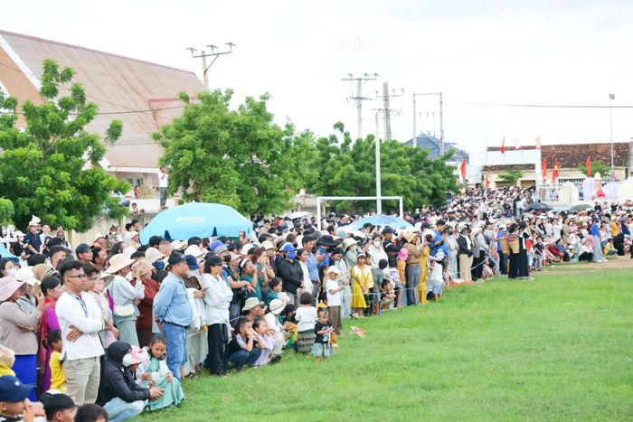 Đông đảo người dân theo dõi các hoạt động chào mừng Lễ hội Katê năm 2026 tại Sân vận động thôn Hữu Đức, xã Phước Hữu.