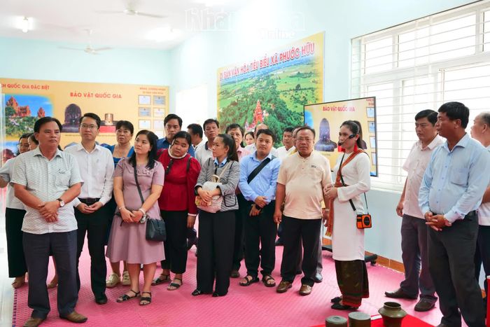 Các đại biểu, du khách và người dân tham quan không gian trưng bày, triển lãm tại chương trình chào mừng Lễ hội Katê năm 2026 ở xã Phước Hữu.