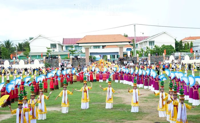 Màn múa đồng diễn mừng đoàn rước y trang Pô Inư Nưgar tại Sân vận động thôn Hữu Đức, xã Phước Hữu.
