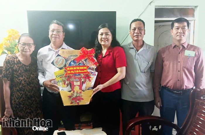 Lãnh đạo Hội Nông dân tỉnh Khánh Hòa tặng quà ông Lưu Hoàng Lũy.