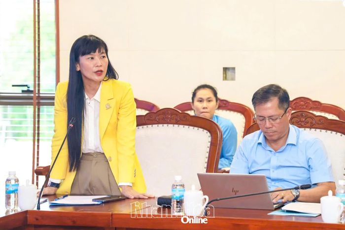 Bà Trịnh Thị Hồng Vân -  Chủ tịch Hội đồng thành viên Công ty TNHH Nhà nước một thành viên Yến sào Khánh Hòa đề xuất một số nội dung liên quan đến quà tặng cho khách mời.