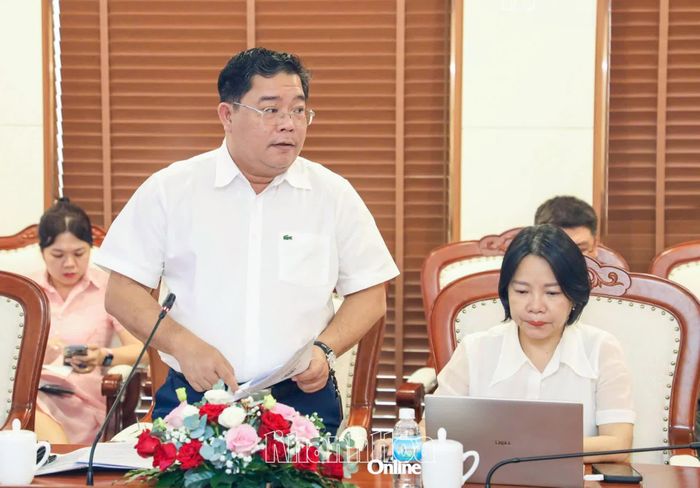 Ông Châu Ngô Anh Nhân - Giám đốc Sở Tài chính báo cáo tại phiên họp.