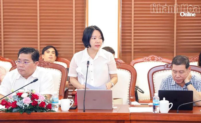 Bà Thái Thị Lệ Hằng - Giám đốc Sở Văn hóa, Thể thao và Du lịch báo cáo tại phiên họp.
