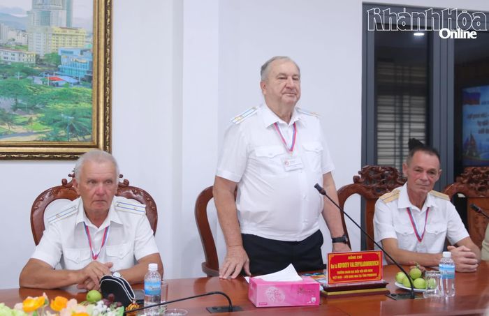 Đại tá Kovdeev Valery Vladimirovich - Trưởng đoàn đại biểu Hội hữu nghị với Việt Nam tại tỉnh Primorye, Liên bang Nga chia sẻ các thông tin tại buổi làm việc.