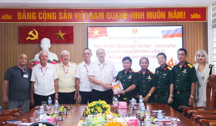 Đoàn đại biểu Hội hữu nghị với Việt Nam tại tỉnh Primorye, Liên bang Nga tặng quà cho Hội Cựu chiến binh tỉnh.