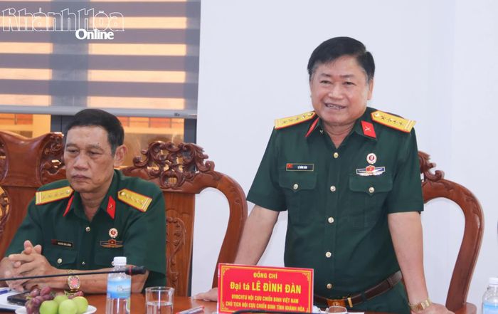 Đại tá Lê Đình Đàn - Chủ tịch Hội Cựu chiến binh tỉnh trao đổi các nội dung tại buổi làm việc.
