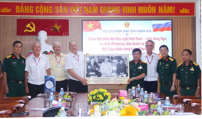 Hội Cựu chiến binh tỉnh tặng bức tranh cho đoàn đại biểu.