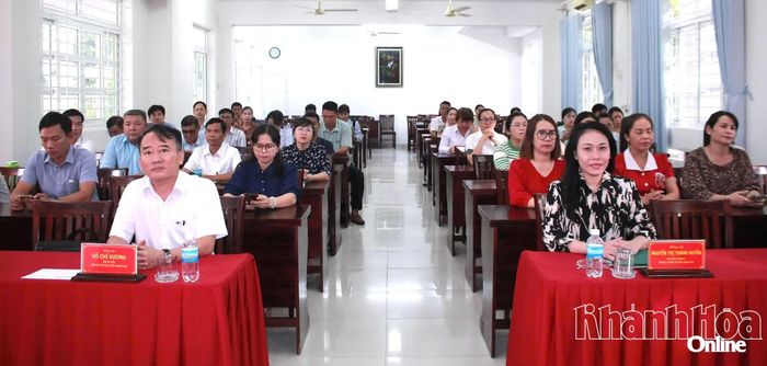 Các đại biểu và học viên dự lễ bế giảng.