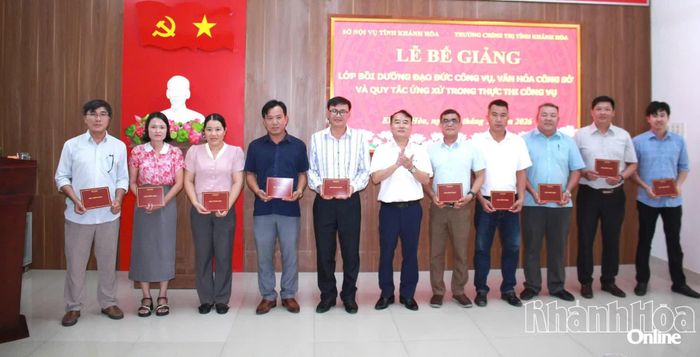 Lãnh đạo Sở Nội vụ tỉnh Khánh Hòa trao giấy chứng nhận cho các học viên.