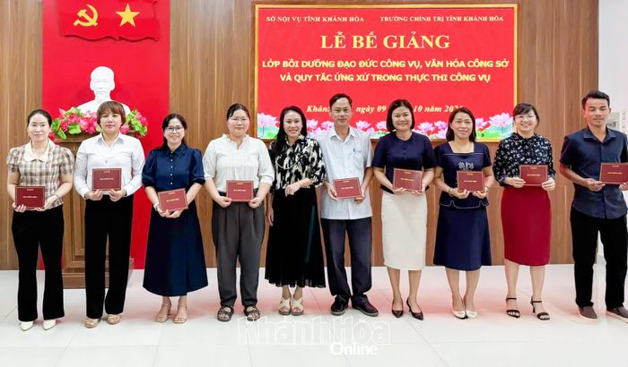 Lãnh đạo Trường Chính trị tỉnh trao giấy chứng nhận cho các học viên.