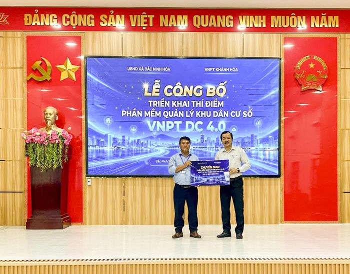 Đại diện VNPT Khánh Hòa trao phần mềm quản lý khu dân cư số VNPT DC4.0 cho lãnh đạo xã Bắc Ninh Hòa.