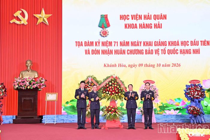 Lãnh đạo Học viện Hải quân tặng hoa chúc mừng Khoa Hàng hải.