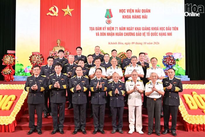 Các đại biểu chụp hình lưu niệm.