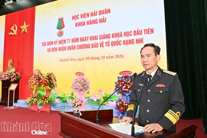 Chuẩn Đô đốc Nguyễn Hữu Thoan phát biểu chúc mừng tại chương trình.