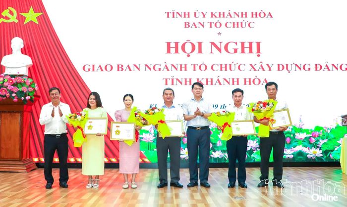 Thừa ủy quyền của Ban Tổ chức Trung ương, đồng chí Lương Đức Hải trao kỷ niệm chương cho các cá nhân.