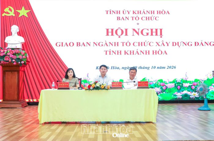 Đồng chí Lương Đức Hải chủ trì hội nghị.