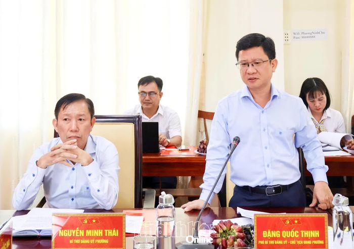 Thường trực Đảng ủy phường Ninh Chử báo cáo tại buổi làm việc.