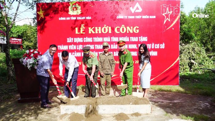 Các đại biểu thực hiện nghi thức khởi công.