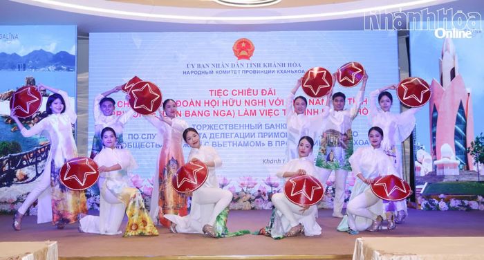 Tiết mục múa "Việt Nam quê hương tôi".