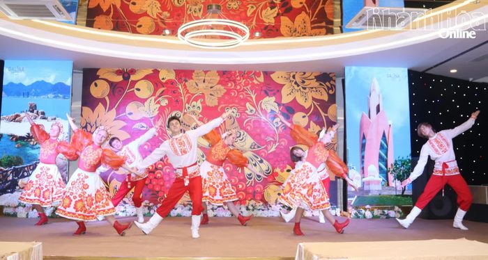 Tiết mục "Kalinka" do các nghệ sĩ của Đoàn nghệ thuật vùng Primorye, Liên bang Nga biểu diễn.