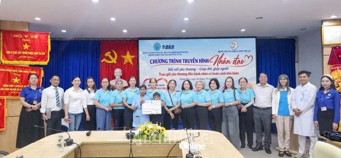 Các đơn vị trao tiền ủng hộ cho chị Ka tơr Thị Nhím.