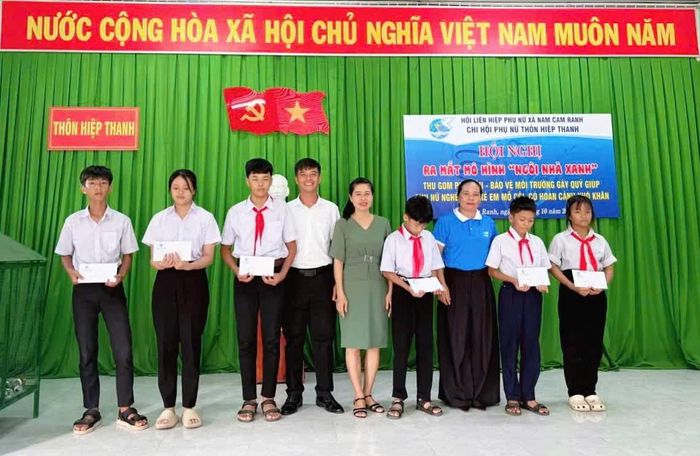 Trao học bổng cho học sinh có hoàn cảnh khó khăn.