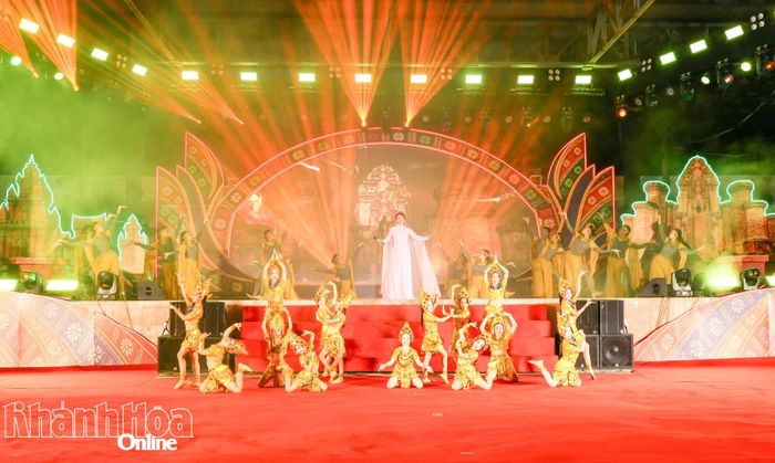 Một tiết mục hát múa hấp dẫn tại chương trình.