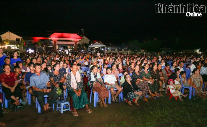 Rất đông người dân, du khách đến theo dõi chương trình.