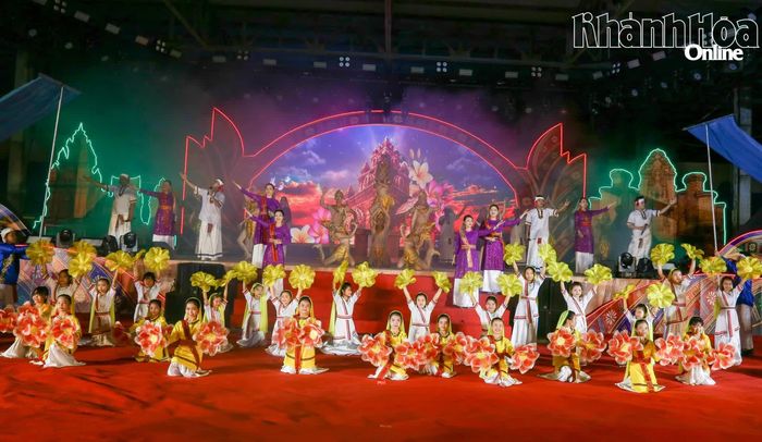 Chương trình nghệ thuật mang đến những màu sắc văn hóa đặc trưng của đồng bào Chăm.