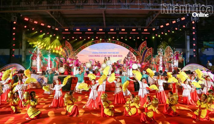 Tiết mục hát múa "Người Chăm vui hội” trong chương trình nghệ thuật.