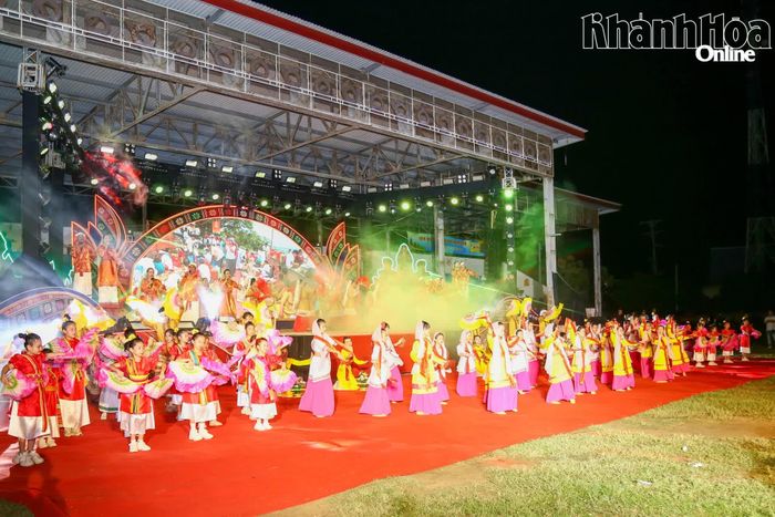 Tiết mục hát múa "Người chăm ơn Đảng" khép lại chương trình nghệ thuật.