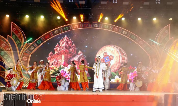 Tiết mục "Tiếng trống Paranưng" để lại nhiều ấn tượng với người dân và du khách.