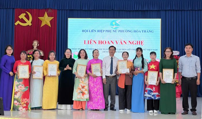 Trao giải cho các đội đoạt giải tại liên hoan.