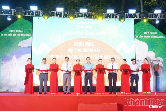Các đại biểu cắt băng khai mạc hội chợ.