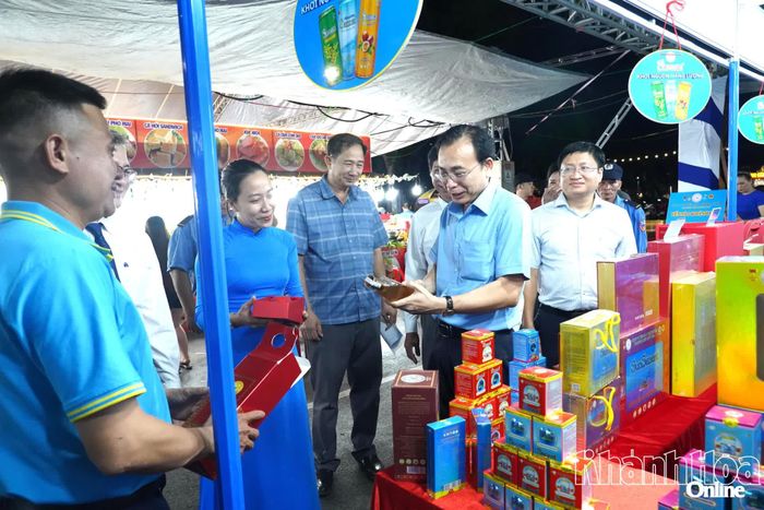 Các đại biểu tham quan gian hàng tại hội chợ.
