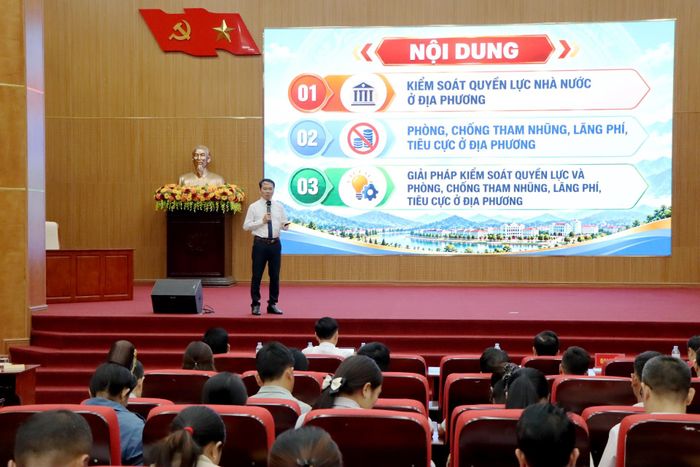 Đồng chí Lê Chí Công – Hiệu trưởng Trường Chính trị tỉnh truyền đạt chuyên đề tại lớp tập huấn.