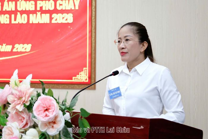 Đồng chí Mai Thị Hồng Sim - Bí thư Đảng ủy, Chủ tịch HĐND xã Khổng Lào phát biểu khai mạc diễn tập.