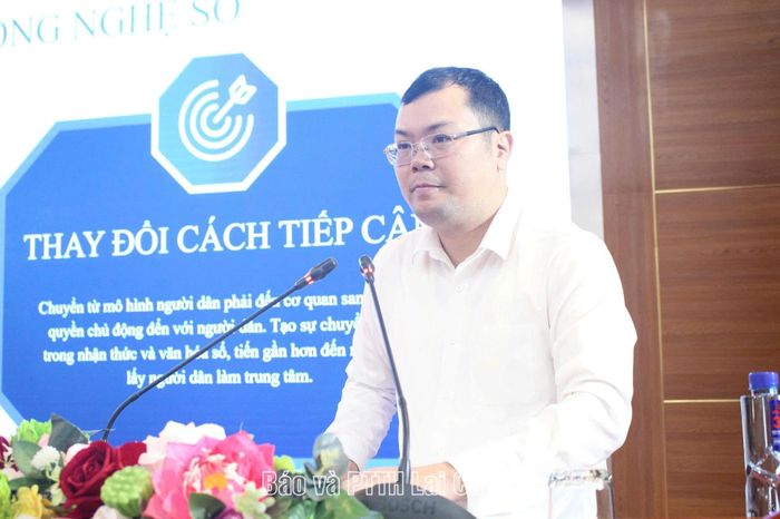 Lãnh đạo UBND xã Phong Thổ giới thiệu mô hình, cách làm hiệu quả trong chuyển đổi số ở địa phương tại hội nghị.