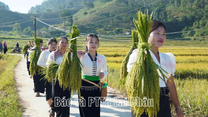 Phụ nữ dân tộc Thái tham gia nghi thức rước hồn lúa mới về bản.
