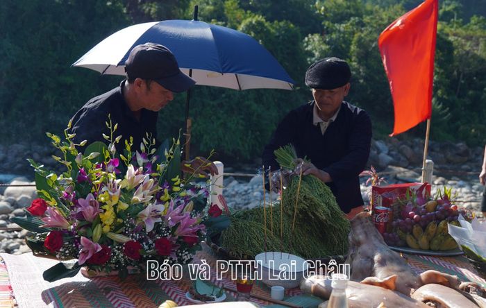 Nghi thức cúng "Cưn Lảu Khẩu Mảu" được tái hiện trong phần lễ.