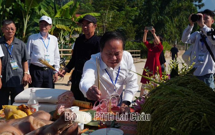 Đồng chí Tống Thanh Hải - Phó Chủ tịch Thường trực UBND tỉnh dâng hương tại nghi thức "Cưn Lảu Khẩu Mảu".