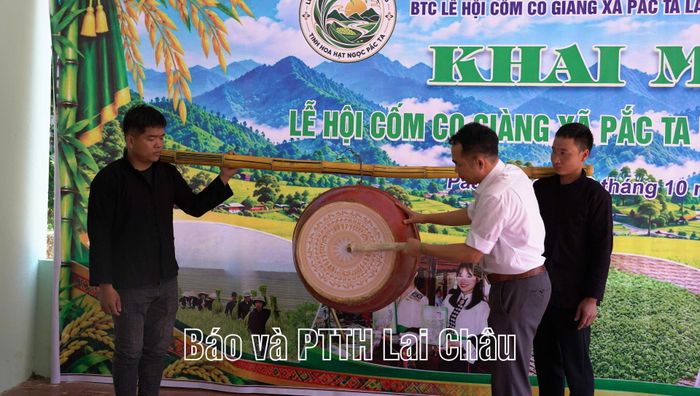 Đồng chí Đỗ Đình Định - Chủ tịch UBND xã Pắc Ta đánh trống khai hội.