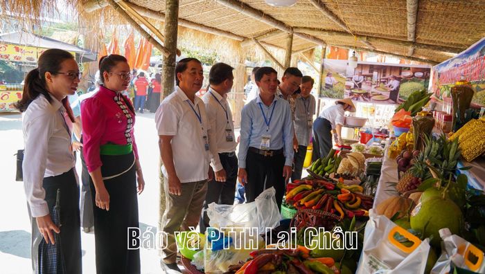 Các đại biểu tham quan gian hàng trưng bày sản phẩm.