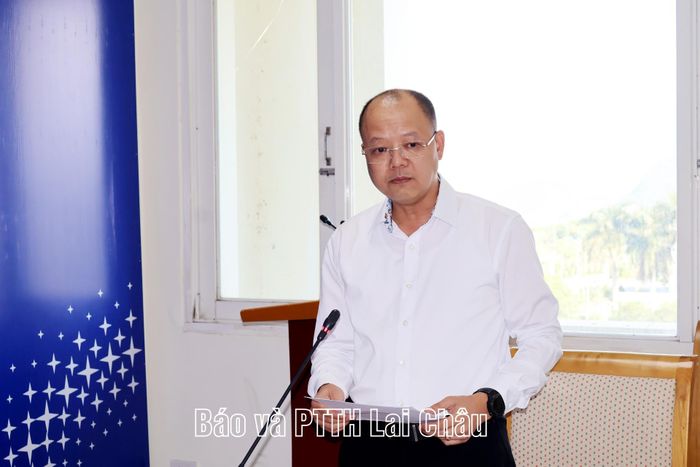 Đồng chí Trần Kim Long – Giám đốc Công ty Điện lực Lai Châu báo cáo kết quả nổi bật với Đoàn ĐBQH tỉnh.