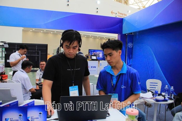 Khách tham quan tìm hiểu hệ sinh thái AI Kỷ Nguyên mới ứng dụng tại tỉnh Lai Châu nhằm phục vụ người dân, hỗ trợ cán bộ, nâng cao năng lực điều hành.