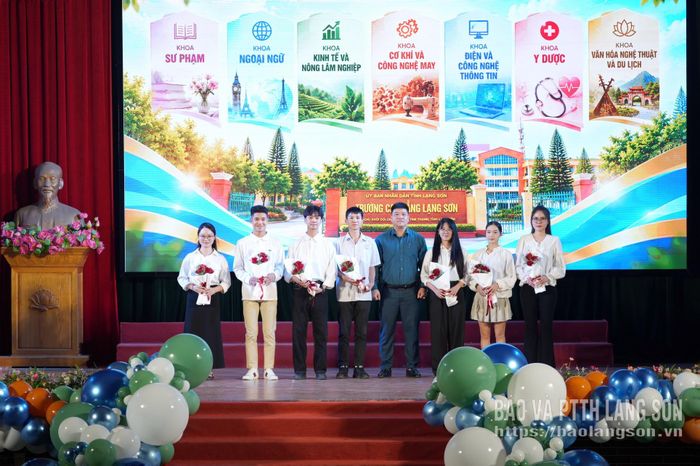 Lãnh đạo Trường Cao đẳng Lạng Sơn tặng hoa chào mừng cho đại diện tân HSSV