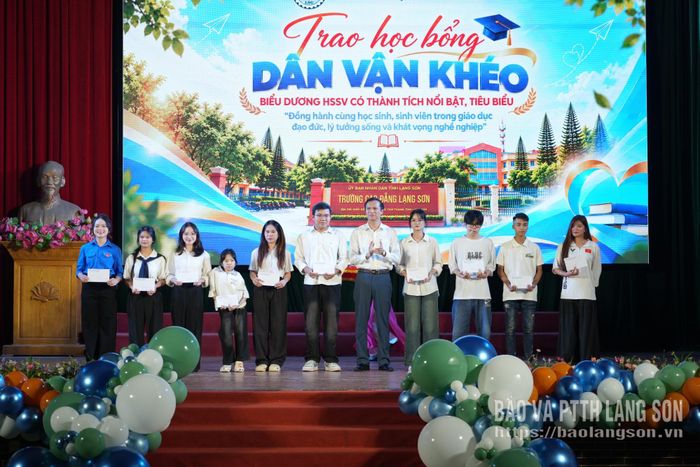 Lãnh đạo Trường Cao đẳng Lạng Sơn trao học bổng mô hình Dân vận khéo cho tân HSSV